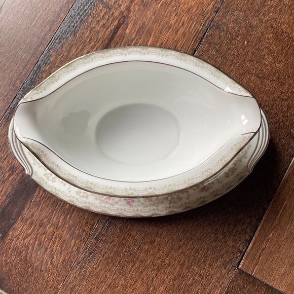 Noritake Edgewood China gravy boat
Vintage floral rose platinum trim attached un - Picture 2 of 8